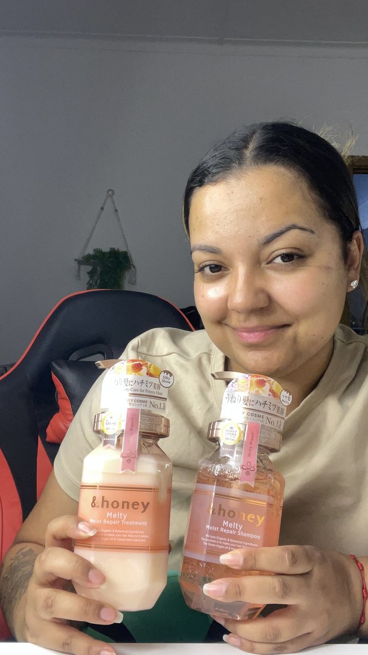 Perla com produtos de cabelo &honey
