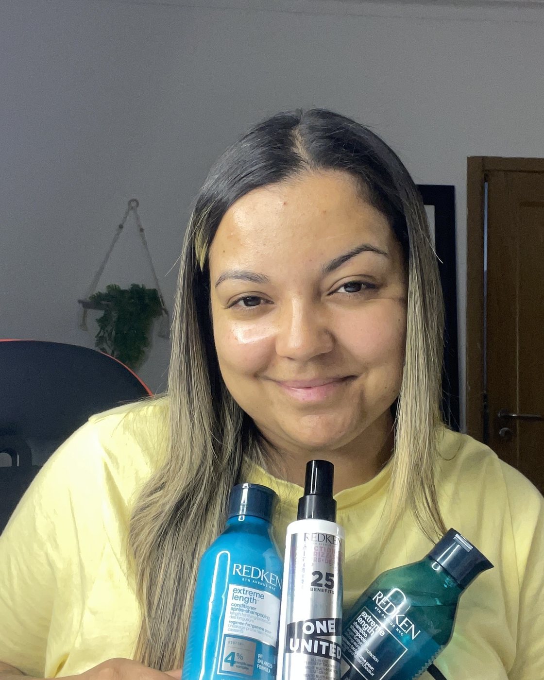 Perla Araújo, criadora de conteúdo UGC, a apresentar produtos de beleza